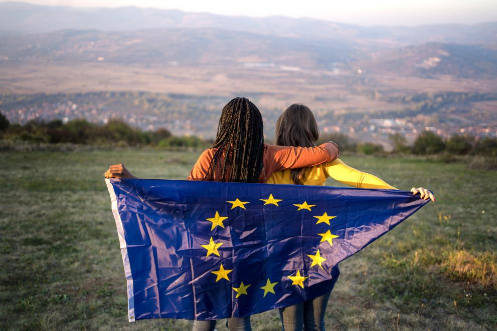 Two young ladies with the EU flag