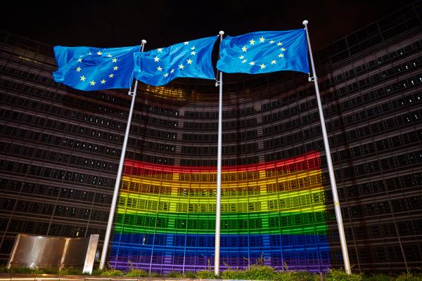 Les bâtiments européens éclairés aux couleurs du drapeau arc-en-ciel pour marquer la Journée mondiale contre l'homophobie, la transphobie et la biphobie (IDAHOT) 2021