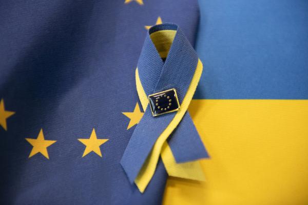 Symbolique - Drapeaux européen et ukrainien